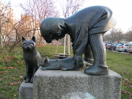 Standort: hinter Greifswalder Straße 88, "Mädchen mit Katzen", Künstlerin: Johanna Jura (1923–1994),  Datierung: 1977 // Aufstellung: 1980, Material: Bronze