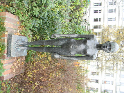 Standort: Helmholzplatz, Prenzlauer Berg, "Stehendes Mädchen", Künstlerin: Karin Gralki (*1951), Datierung: 2001, Material: Bronze