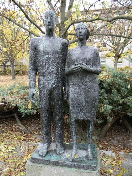 Standort: Gubitzstraße, Ecke Ostseestraße, "Stehendes Paar", Künstlerin: Sabina Grzimek (*1942), Datierung: 1968, Material: Bronze
