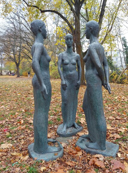 Standort: Grünanlage Elisabethweg/Ossietzkystraße, "Drei Frauen", Künstlerin: Carin Kreuzberg (*1935), Datierung: 1979, Aufstellung: 1993, Material: Bronze