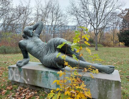 Standort: Fennpfuhlpark, nahe Eingang Landsberger Allee Ecke Weißenseeer Weg, "Große Liegende", Künstler: Siegfried Krepp (1930–2013), Datierung: 1966–1971, Material: Bronze