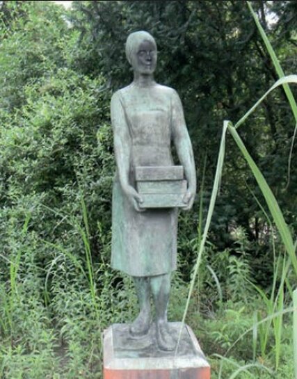 Standort: Ossietzkystr., Ecke Am Schloßpark, "Aufbauhelferin", Künstler: Gertrud Classen (1905–1974), Datierung: 1952, Material: Bronze, Klinker