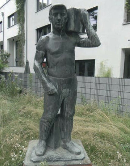 Standort: Mendelstraße, Ecke Stiftsweg (gegenüber Stiftsweg 33/34), "Bauarbeiter", Künstlerin: Evelyn Nitzsche-Hartnick, Datierung: 1955 (Entwurf), 1961 (Guss), Aufstellung: 1965 (?), Material: Bronze; Klinker (Sockel)