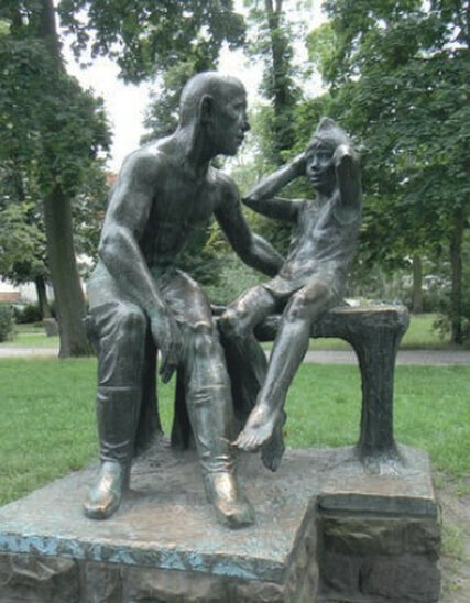 Standort: Breite Straße / Bleichröderpark, "Grenzsoldat mit Kind", Künstler: Gerhard Rommel (1934– 2014), Datierung: 1969, Aufstellung: 1971, Material: Bronze