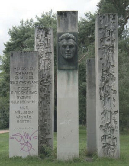 Standort: Bürgerpark Pankow, Heinrich-Mann-Str. 1 / Wilhelm-Kuhr-Str. 9, "Julius-Fučík-Denkmal", Künstler: Zdeněk Němeček (1931–1989), Datierung: 1974, Material: Beton, Bronze