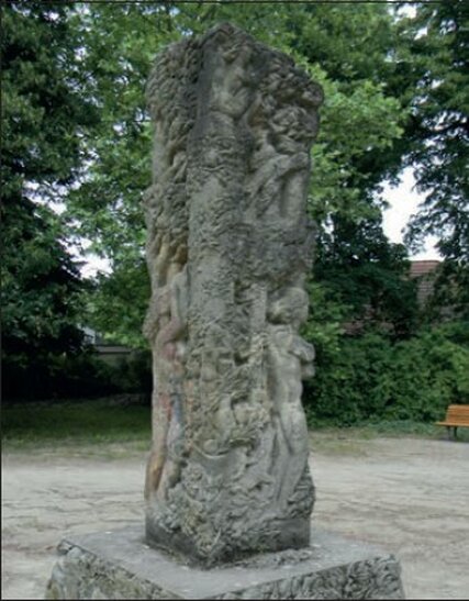 Standort: Schlosspark Buch, Mitwelt, Künstler: Karl Blümel, Datierung: 1981, Material: Bronze, Datierung: 1987, Aufstellung: 1988/1989, Material: Sandstein