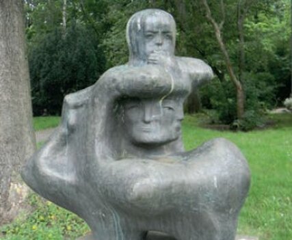 Standort: Ossietzkystraße 12, "Mutter und Kind", Künstler: Theo Balden (1904–1995), Datierung: 1974 (Entwurf); 1988 (Guss), Aufstellung: 1988, Material: Bronze