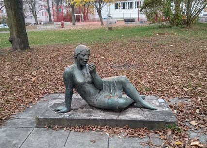 Standort: Nibelungenpark, Zugang Dietlindestraße, "Mädchen mit Apfel", Künstlerin: Christa Sammler (*1932), Datierung: 1961, Material: Bronze