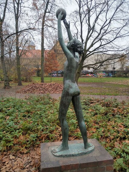 Standort: Stadtpark Lichtenberg, Möllendorfstraße, nahe Spielplatz, "Mädchen mit Ball", Künstlerin: zurzeit unbekannt, Datierung: um 1965, Material: Bronze