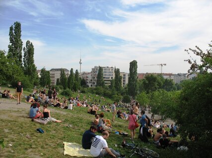 Mauerpark im Sommer mit Touristen