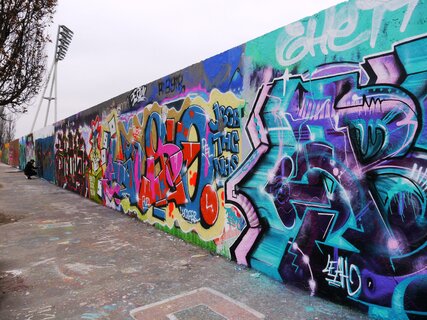Mit Graffiti bemalte Hinterlandmauer der ehemaligen Grenze im Mauerpark