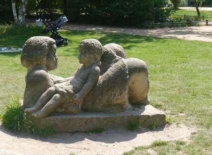 Standort: Leonhard-Frank-Straße, Bürgerpark Pankow, "Mutter mit Kind", KünstlerIn: unbekannt, Datierung: 1984, Material: Sandstein