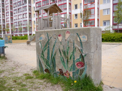 Standort: Falkenberger Straße 30, 13088 Berlin, Spielplatz hinter dem Haus, Natur- und Tierbilder (1978), Künstler*in: Antje Fretwurst-Colberg (*1940), Friedrich-Wilhem Fretwurst (*1936)