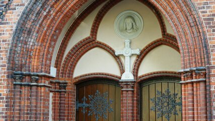Portal der Erlöserkirche, Berlkin Lichtenberg