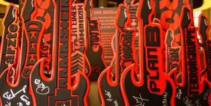 Werbebanner mit Gitarren für Rettet die clubs