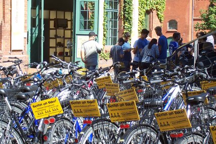 Fahrräder mit Berlin on Bike-Schild