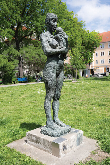 Plastik: Mutter mit Kind, Künstlerin: Sabina Grzimek (*1942)