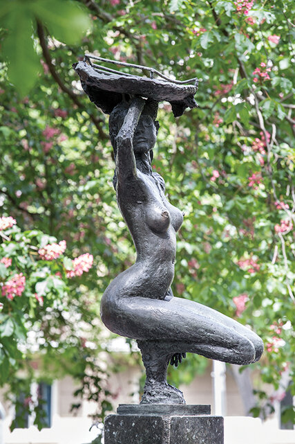 Plastik: Knieende Dame mit Schale (Nackte vom Ostseeplatz) Künstlerin: Anna Franziska Schwarzbach (*1949)