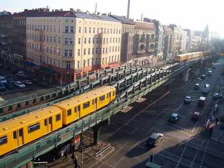 U-Bahn fährt auf dem Magistratsschirm im Prenzlauer Berg