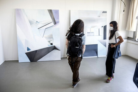 Besucherinnen im Atelier  Beate Tischer betrachten Bilder