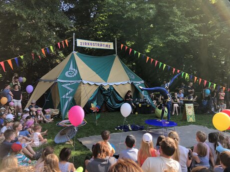 Akrobatik vor einem Zirkuszelt auf dem 