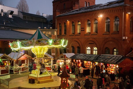 Kettenkarussell - Lucia Weihnachtsmarkt in der Kulturbrauerei, Berlin-Prenzlauer Berg
