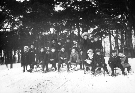 Rodelpartie in der Büttnerheide Niederschönhausen, um 1910