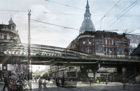 Michael Wesely mit Historischer Postkarte: Eberswalder Straße Ecke Schönhauser Allee, Berlin-Prenzlauer Berg 1920/2025 