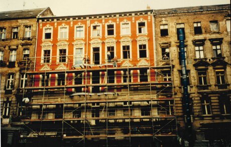 Rykestraße 14 mit eingerüsteter Fassade, November 1994