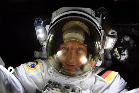 Astronaut Matthias Maurer im Weltraumanzug