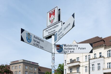 Schilderbaum bei der alten Pfarrkirche von Pankow, Breite Straße