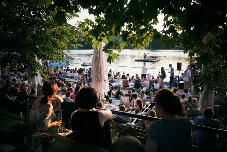 Zuschauer beim Poetry Slam im Strandbad Weißensee