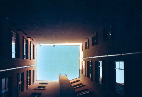 Blick zum Himmel in einem Hinterhof Schacht