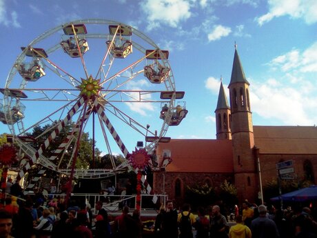 Riesenrad auf dem Fest an der Panke, im Hintergrund  Alte Pfarrkirche „Zu den Vier Evangelisten“ in der Breite Straße in 13187 Berlin