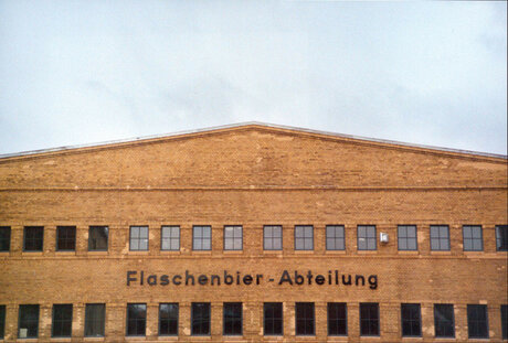Gebäudefront in der Kulturbrauerei mit der Aufschrift "Flaschenbier Abteilung"
