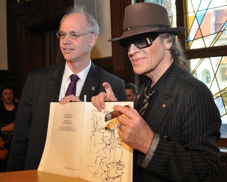 Udo Lindenberg zeigt Eitrag in das Gästebuch
