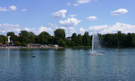 Der Weiße See im Sommer mit großer Fontaine, im Hintergrund das Strandbad