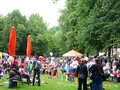 Kinder beim Spielen und viele Besucher im Schlosspark auf dem Kunstfest-Pankow