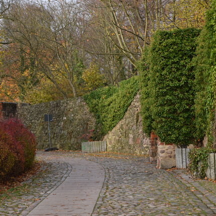 Stadtmauer Bernau mit Weg im Herbst