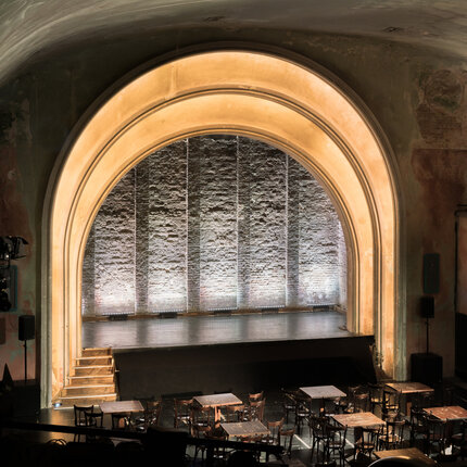 Theater im Delphi Theatersaal und Bühne im Theater im Depphi ohne Zuschauer.