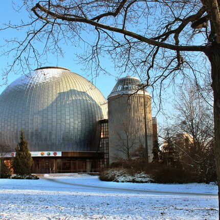 Zeiss-Großplanetarium Zeiss-Großplanetarium mit Schnee im Winter