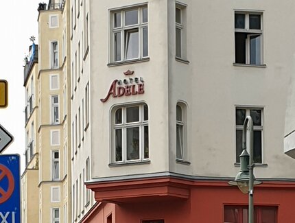 Erker mit Aufschrift Hotel Adele