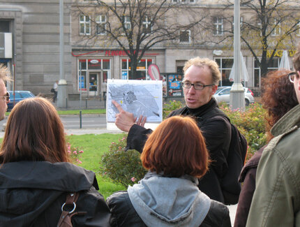 Stadtbilderklärer Olaf Riebe mit Touristen bei einer Stadtführung