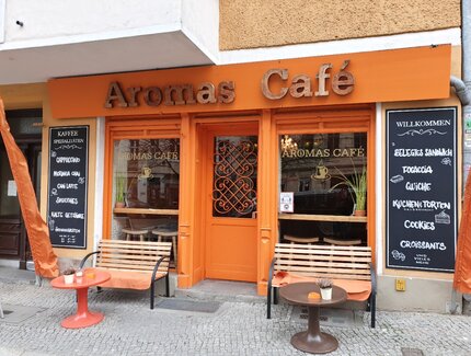 Ansicht Straße / Aromas Café