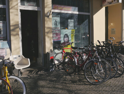 Ausgestellte Fahrräder vor dem Fahrradladen "Bike piraten"