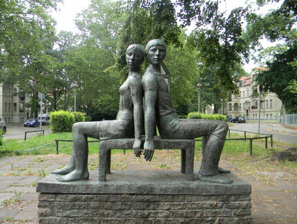 Standort: Amalienpark Pankow, "Sitzendes Liebespaar", Künstlerin: Carin Kreuzberg (*1935), Datierung: 1976, Material: Bronze