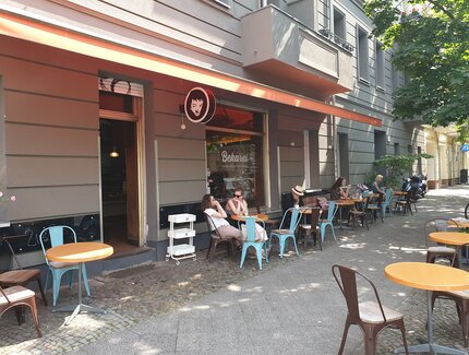 Ansicht Straße / Café Bekarei in Prenzlauer Berg