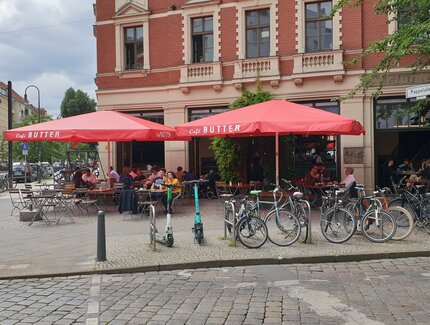 Ansicht Straße / Café Butter