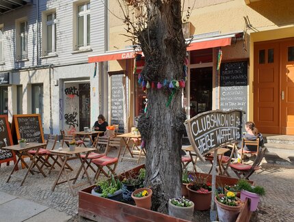 Ansicht Straße / Café Ludmilla