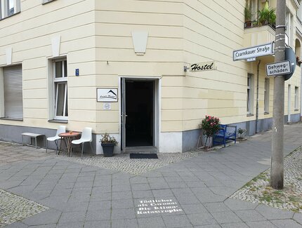 Außenfront / Corner Hostel